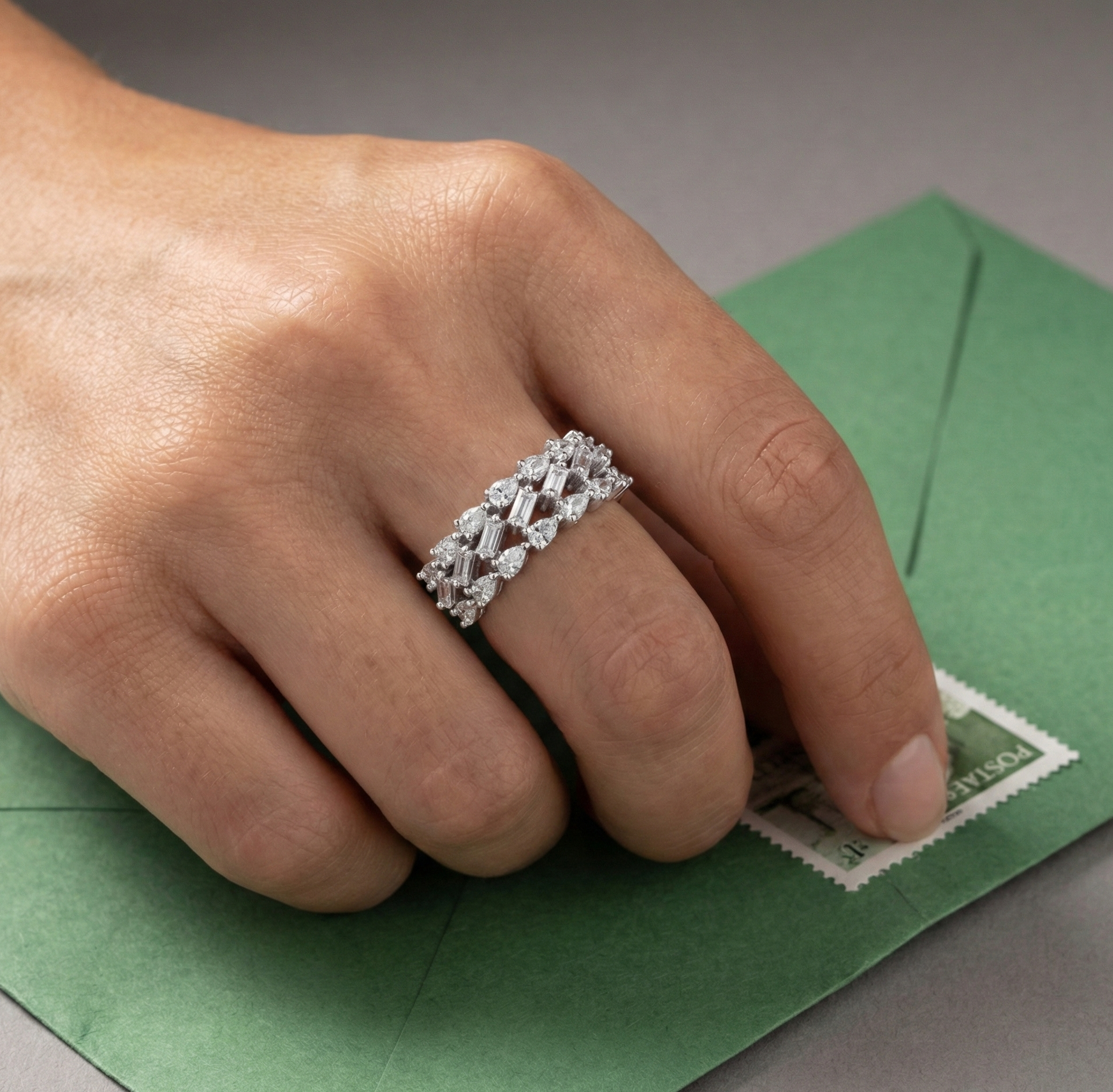 انگشتر طلانگین دار