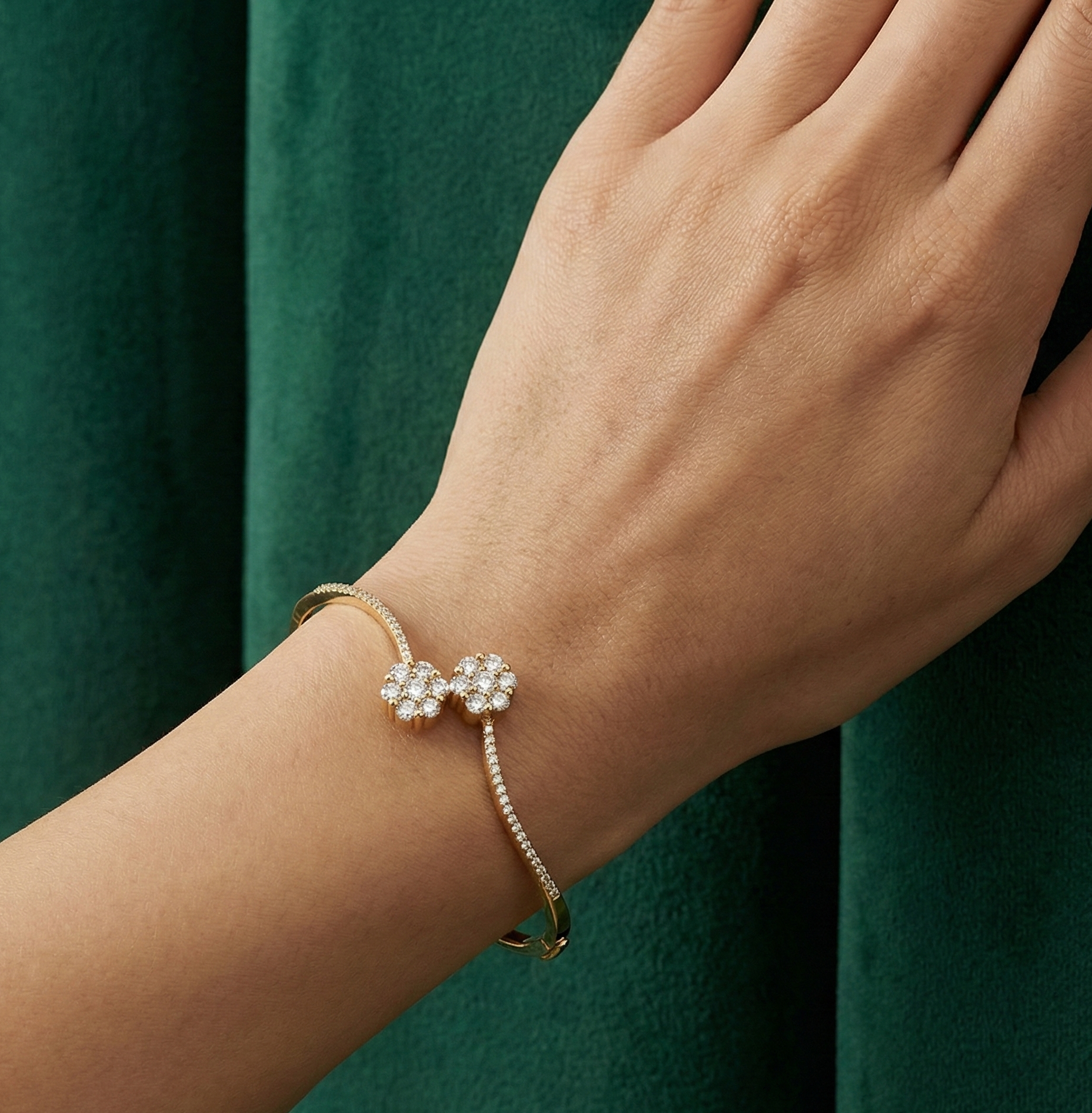 دستبند طلا نگین دار