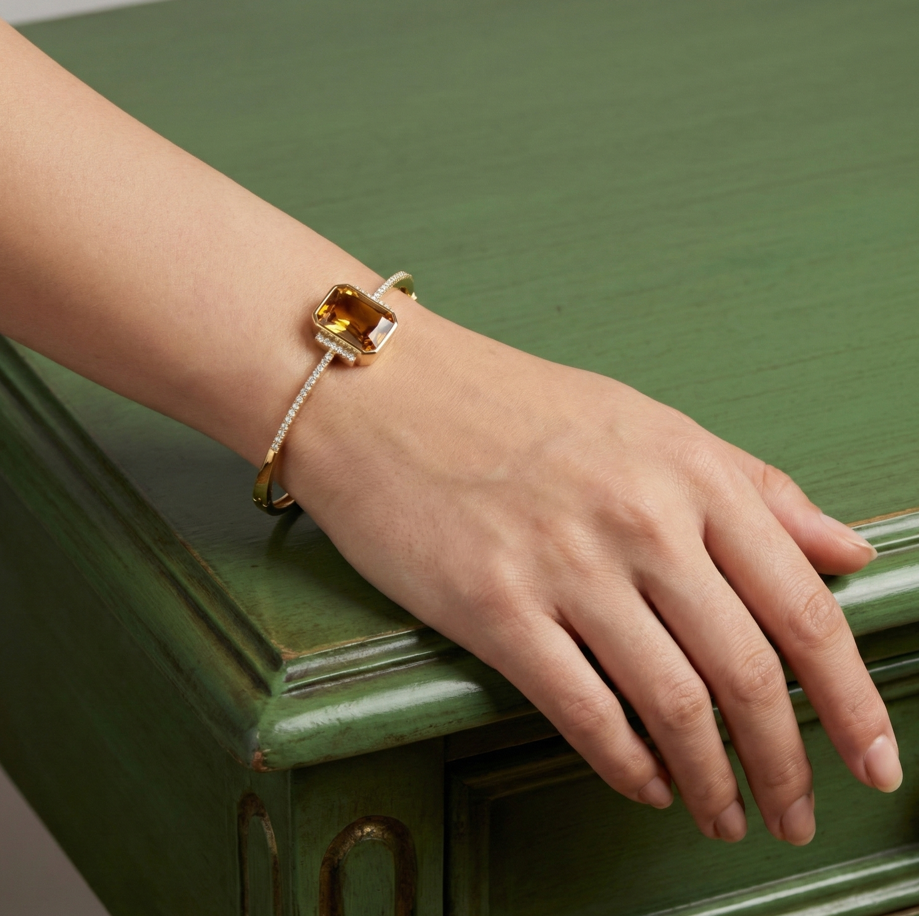 دستبند طلا نگین دار