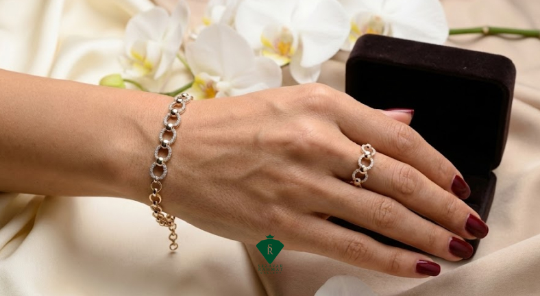 قدم هفتم: هماهنگی دستبند با استایل و سایر زیورآلات