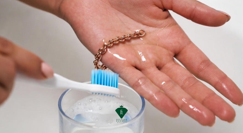 تمیز کردن طلاهای سفید، زرد و رزگلد: تفاوت‌ها و نکات