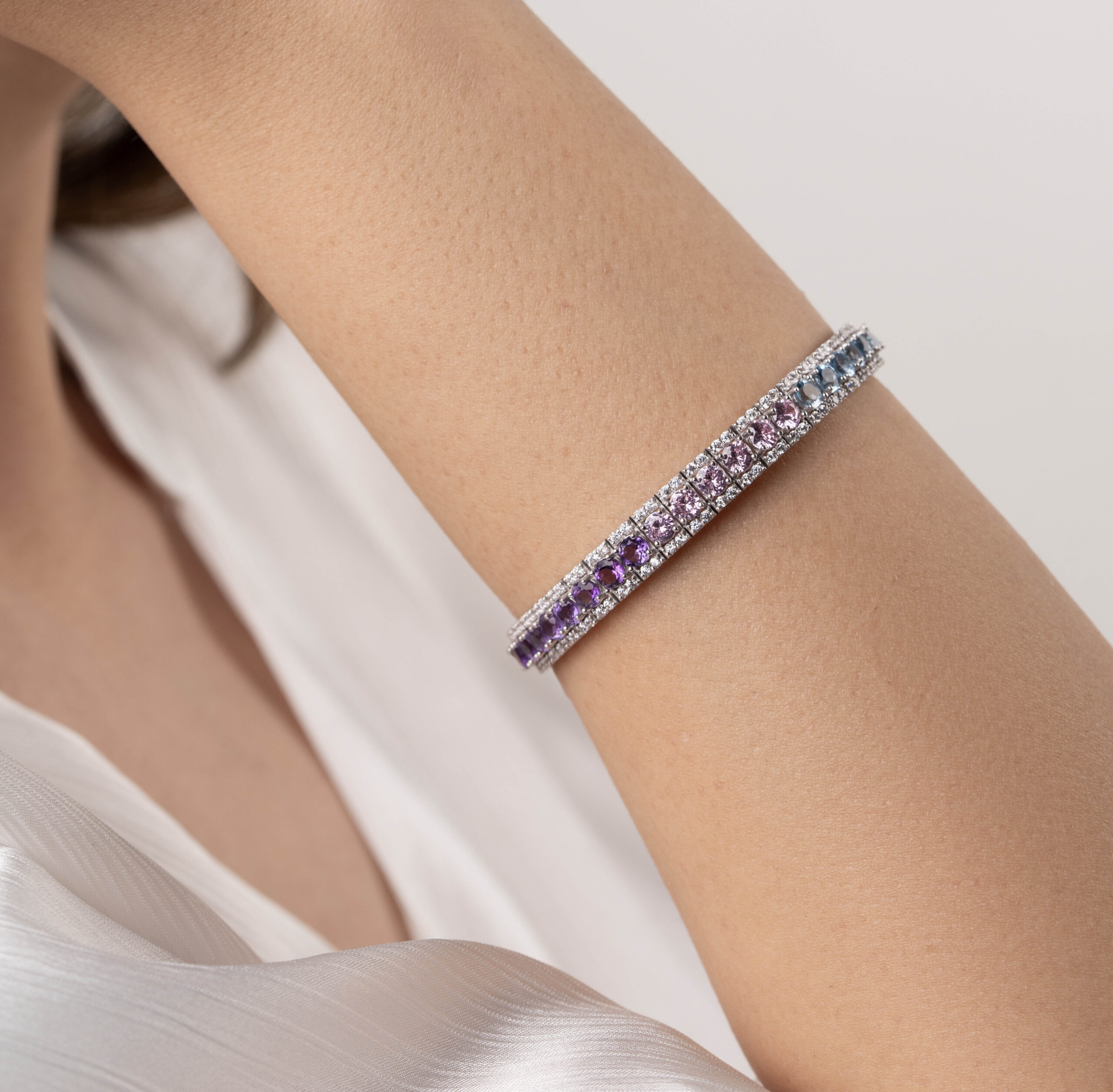 دستبند طلا نگین دار