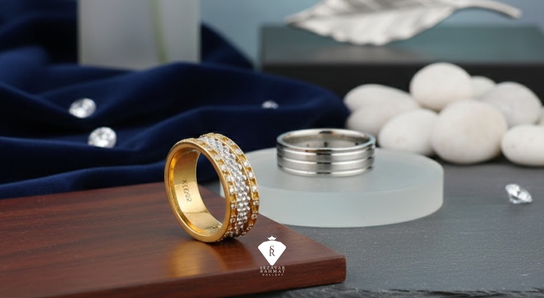 تصمیمگیری درباره ساده یا نگیندار بودن حلقه ازدواج طلا